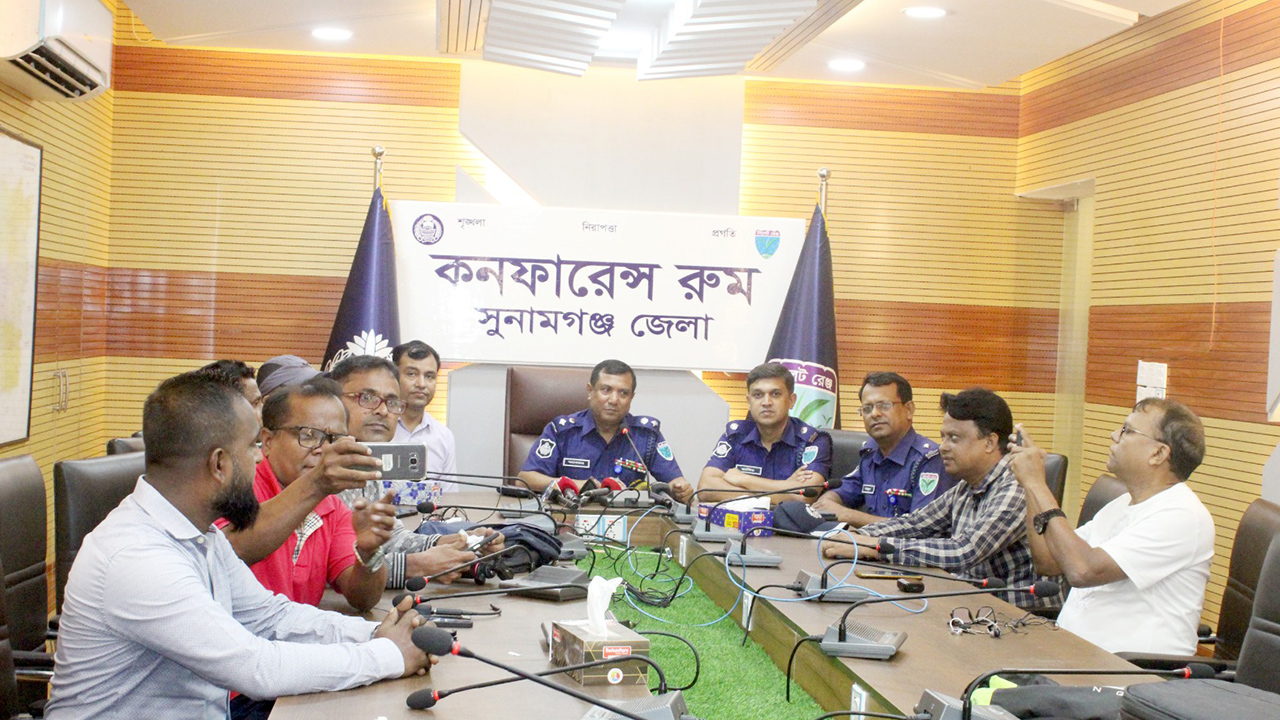 আইফোনের জন্য মা-ছেলেকে কুপিয়ে হত্যা করে সপ্তম শ্রেণির ছাত্র